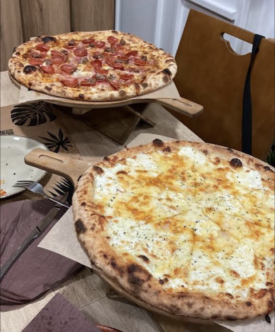 Pizzas artesanales recién salidas del horno de leña