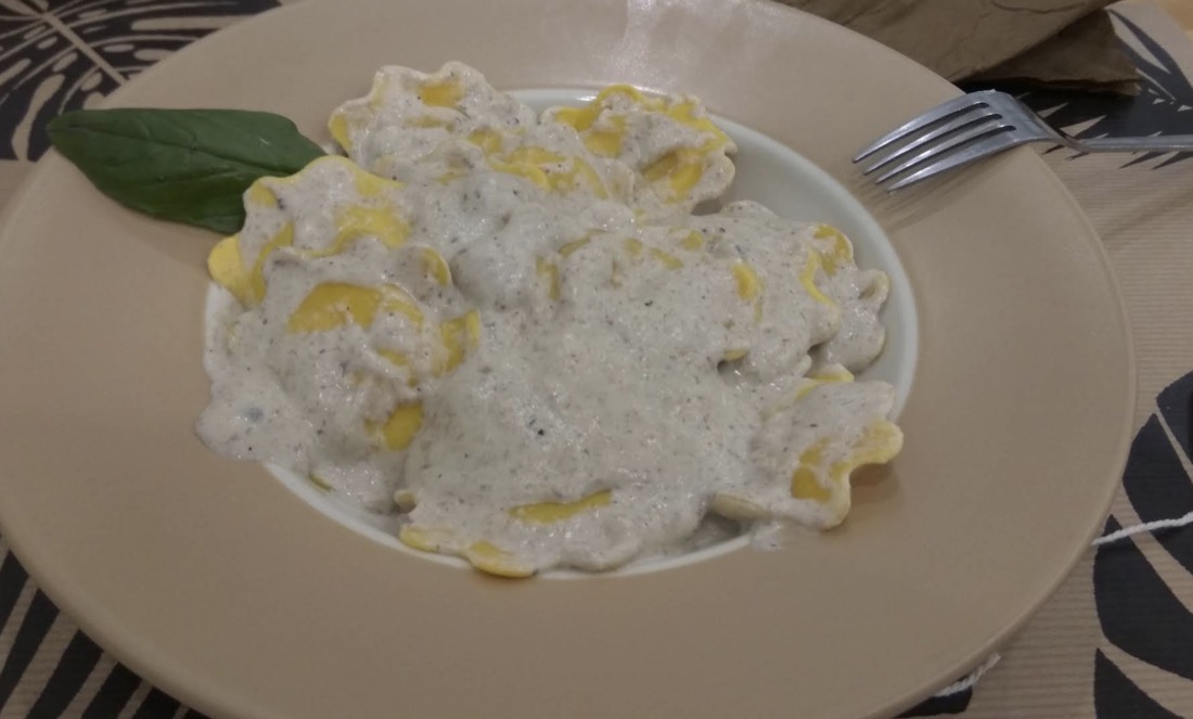 Pasta rellena con salsa cremosa casera