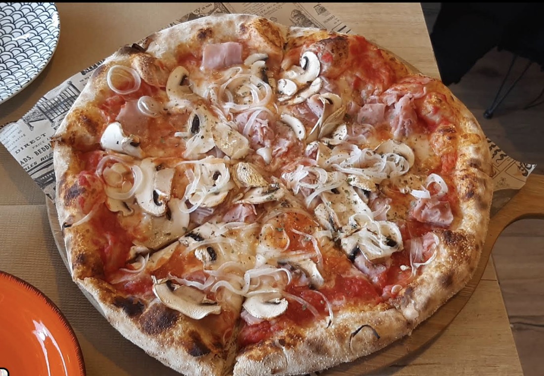 Pizza clásica al horno de leña con jamón y champiñones