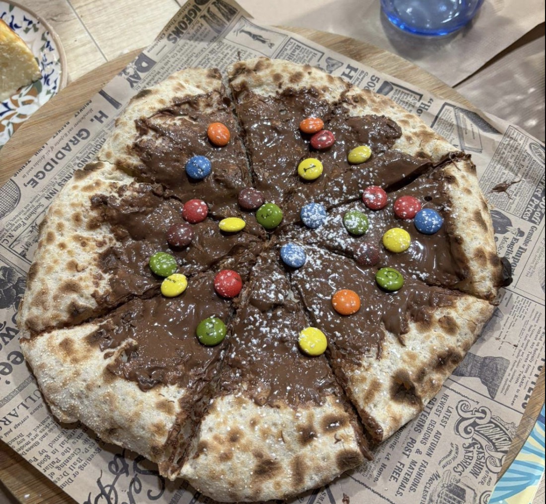 Pizza dulce de Nutella y Lacasitos del Botánico