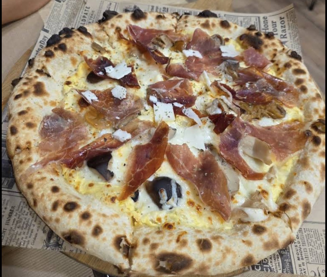 Pizza gourmet con jamón serrano y queso curado