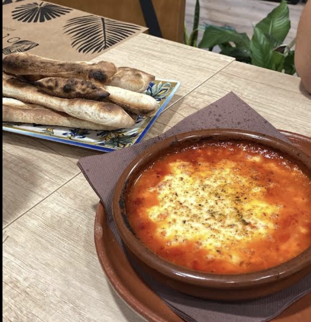 Provolone al horno con tomate especiado