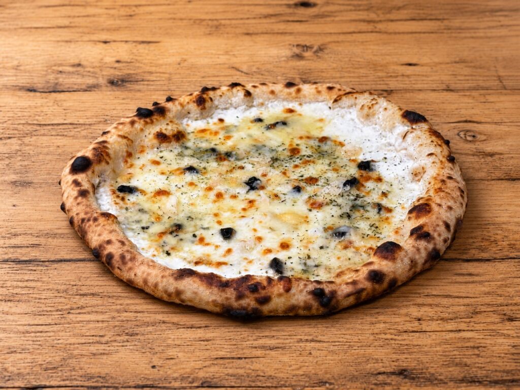 4 Quesos con Ajo Negro